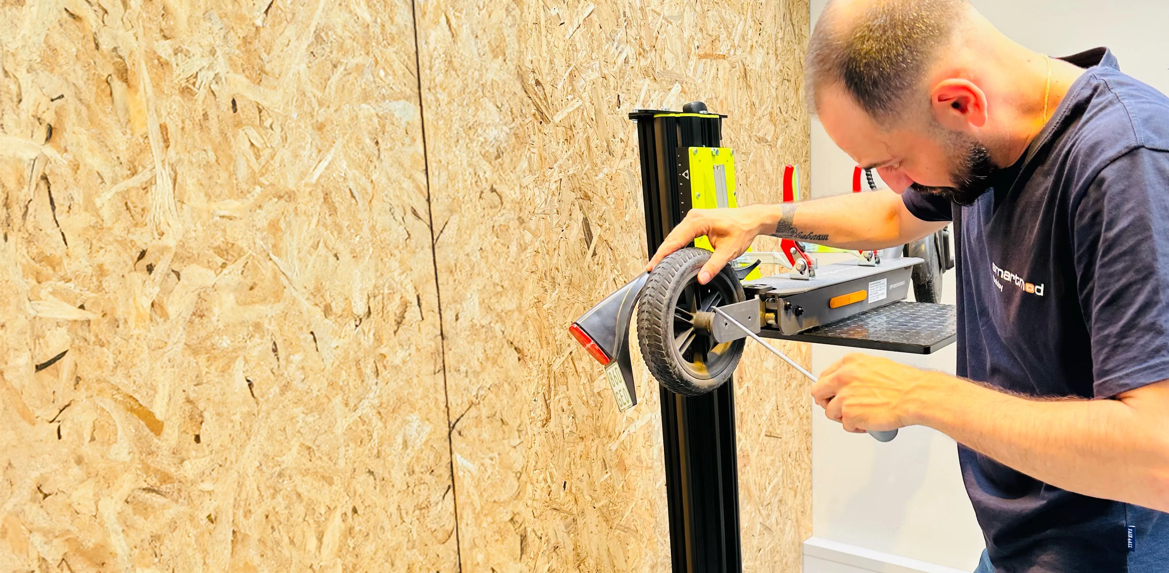 smartmod-Techniker repariert den Reifen eines E-Scooters in der Werkstatt in Frankfurt